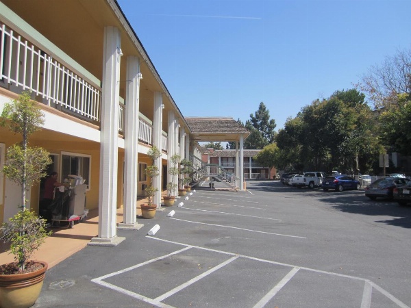 Caravelle Inn & Suites image 1